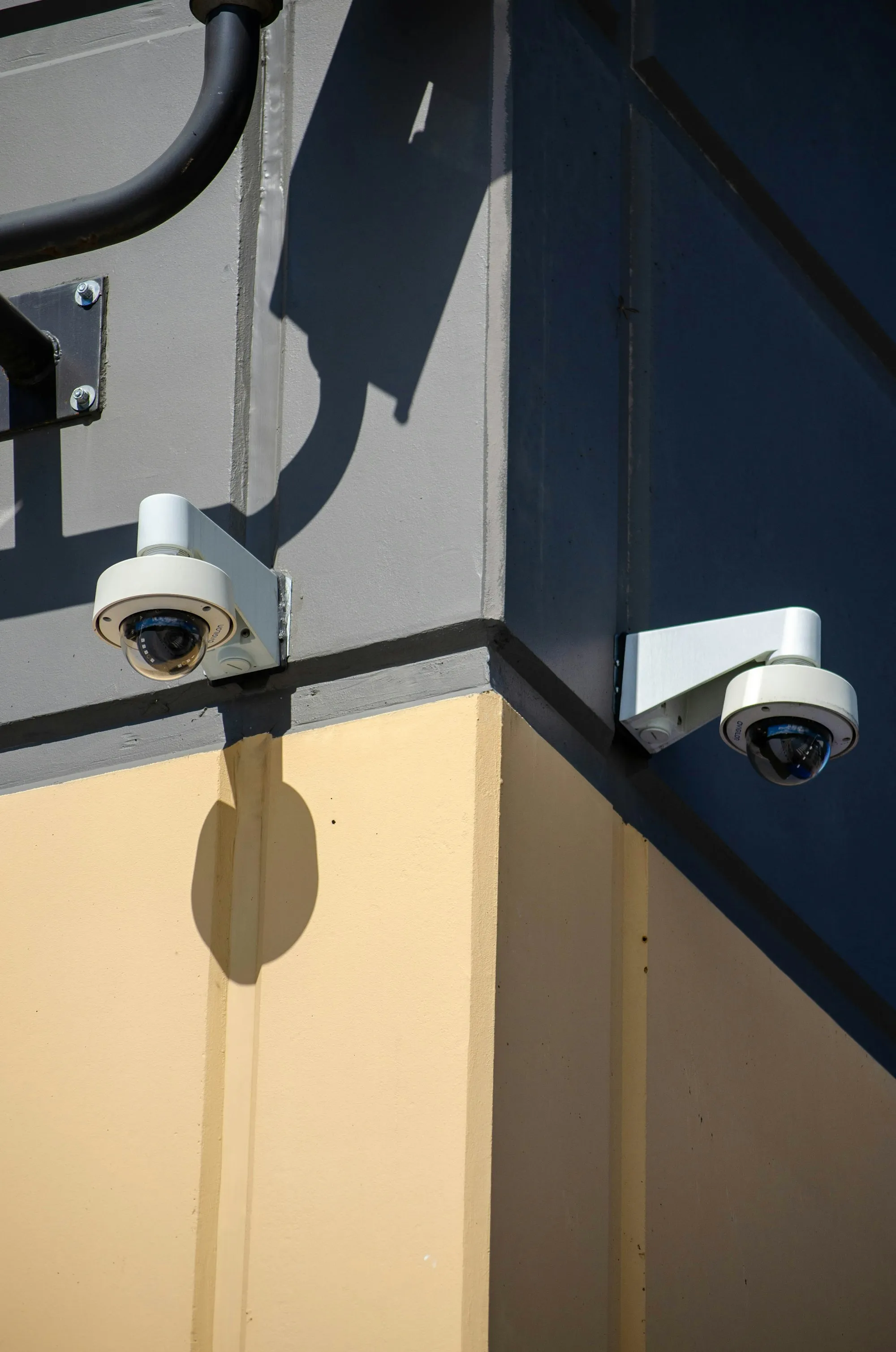 Cámaras domo IP instaladas en un edificio