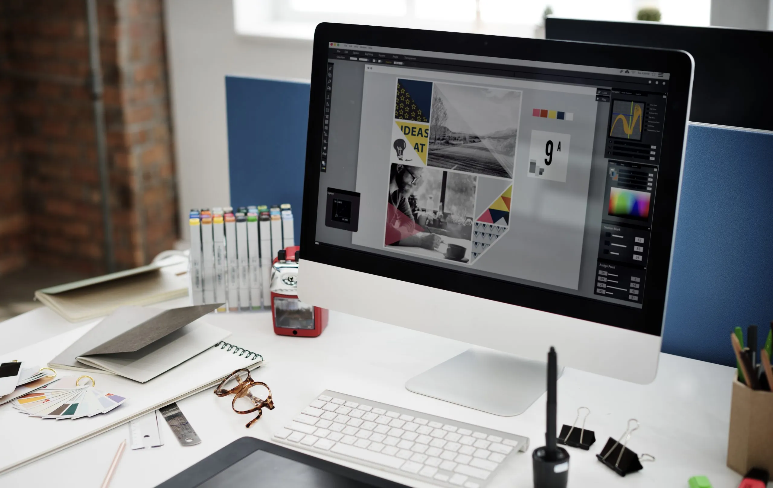 Diseñador web trabajando en un computador