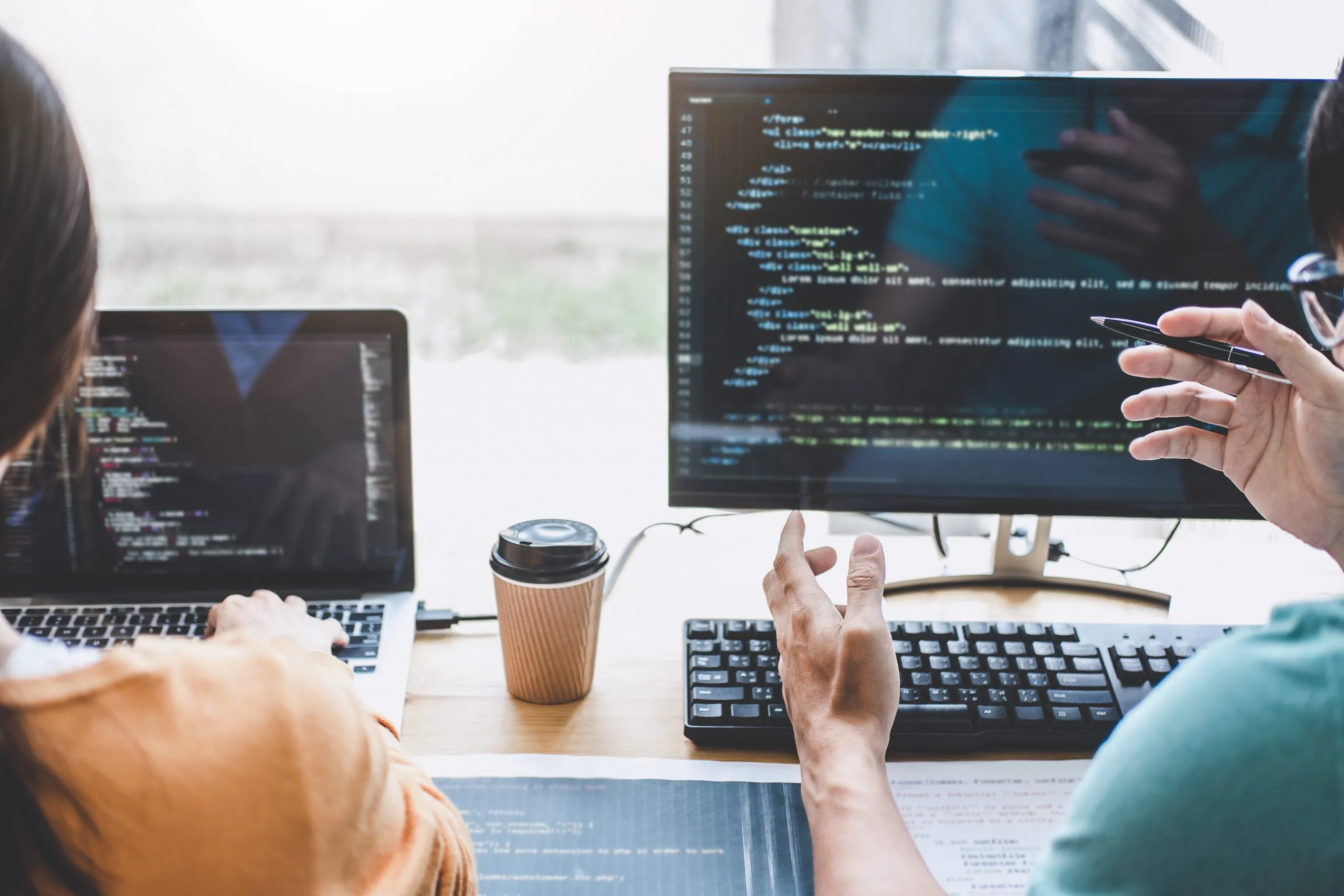 Profesional de Discope programando en su escritorio