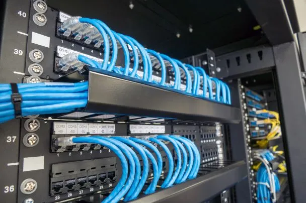Rack de comunicaciones con cableado estructurado organizado