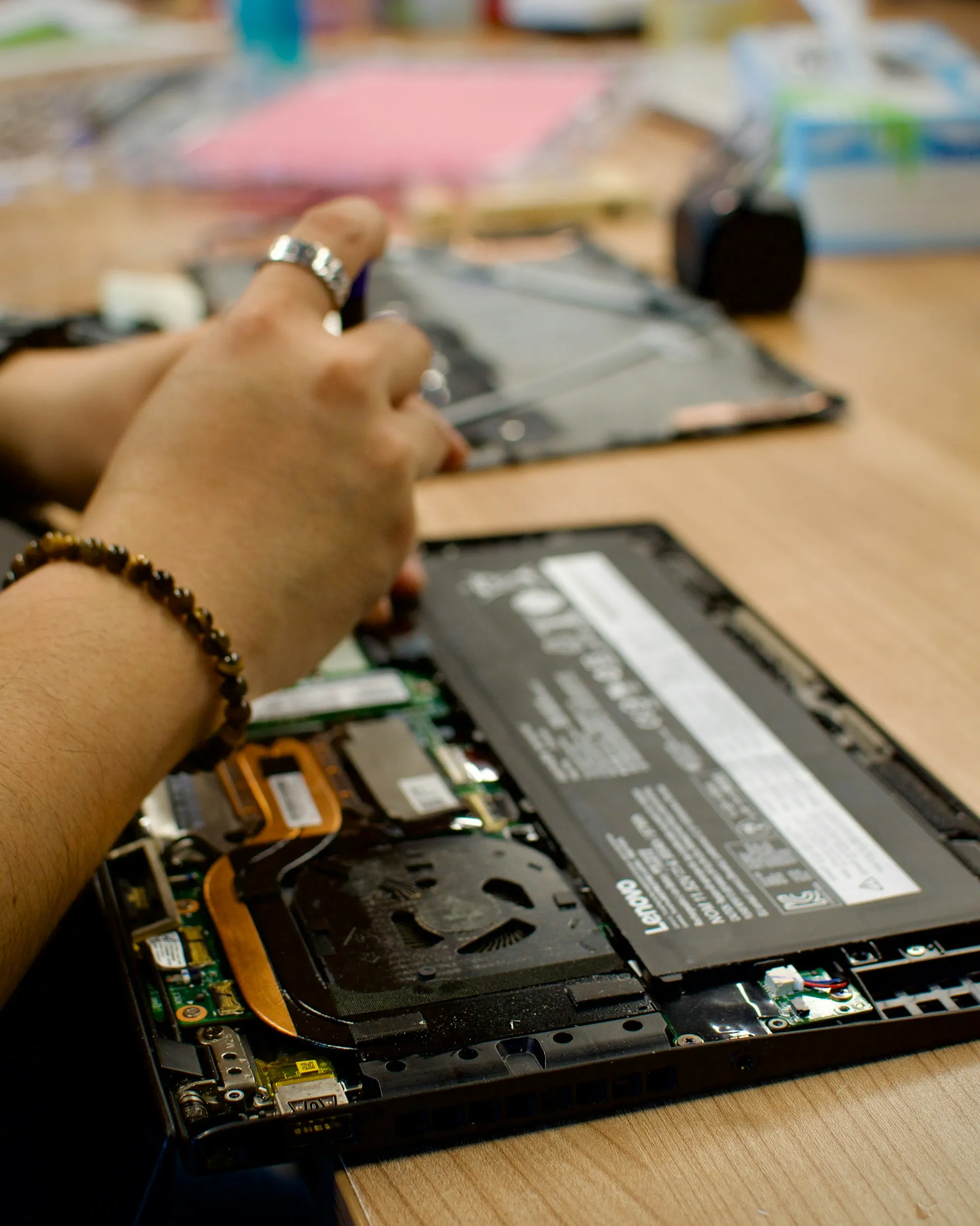 Reparación de un portátil por dentro